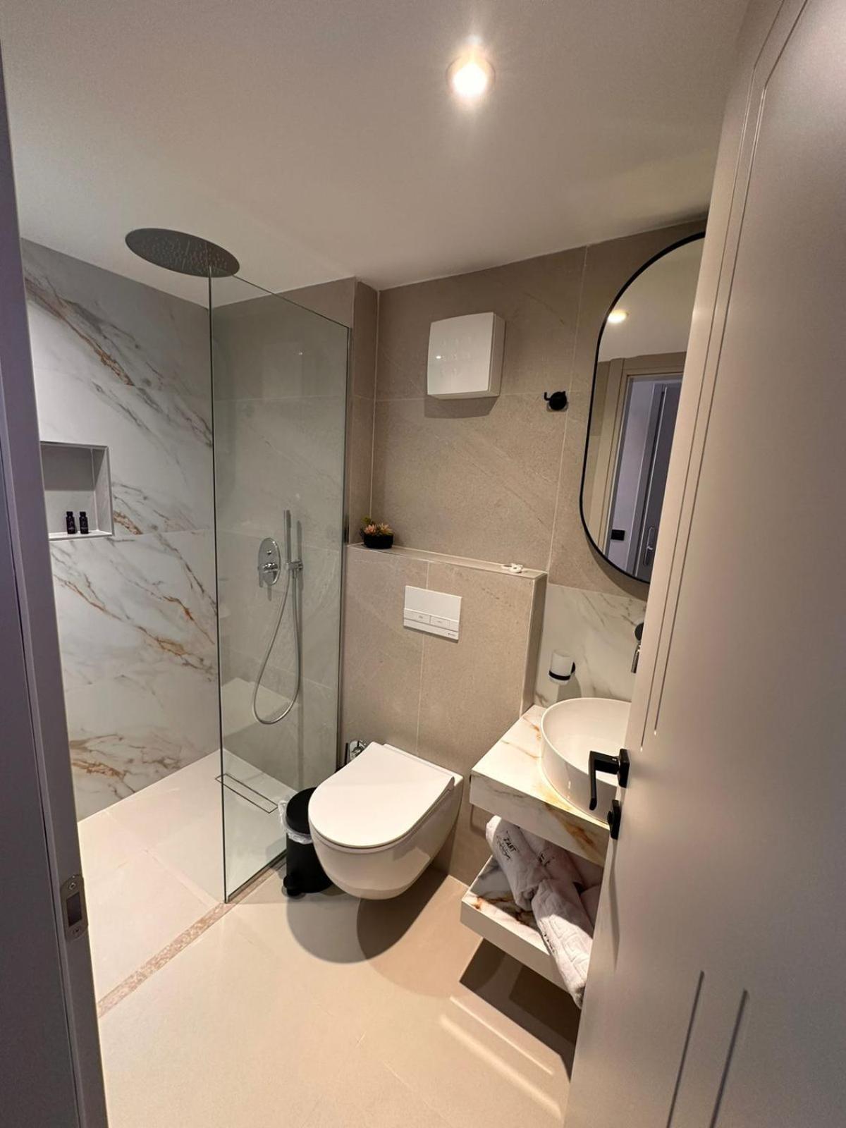 Z Art Hotel Kruje Bagian luar foto