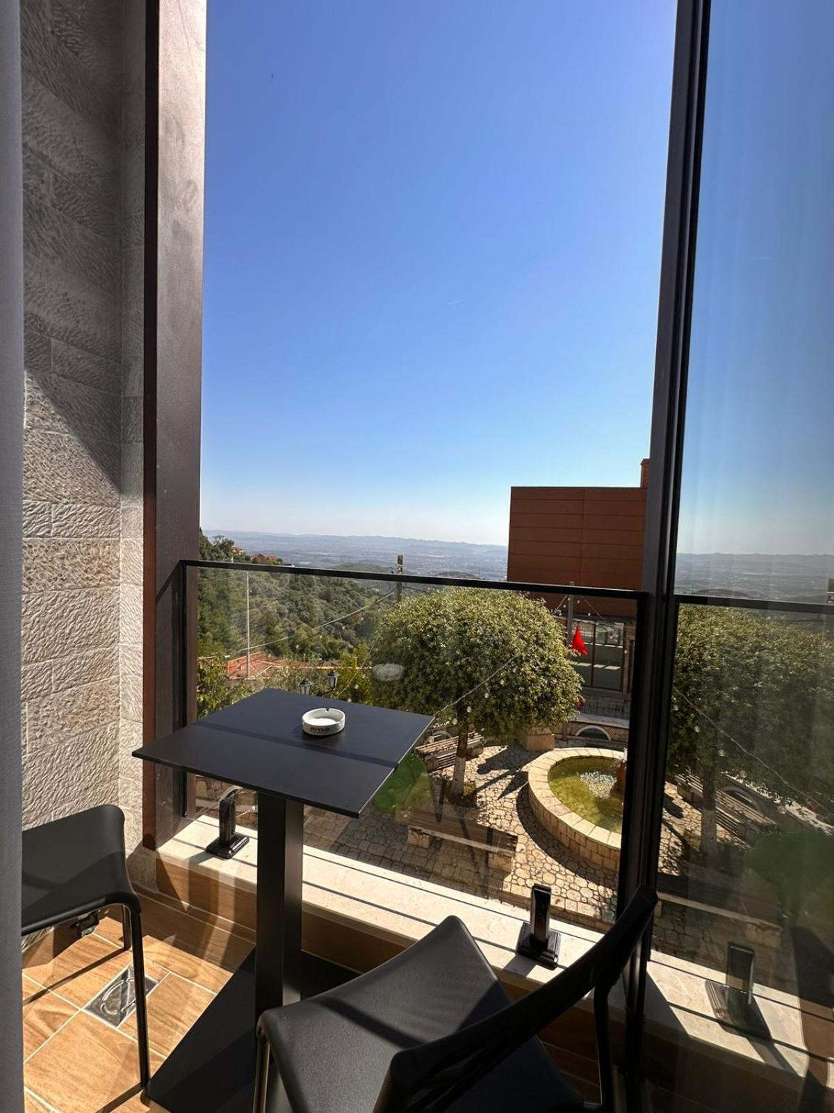 Z Art Hotel Kruje Bagian luar foto