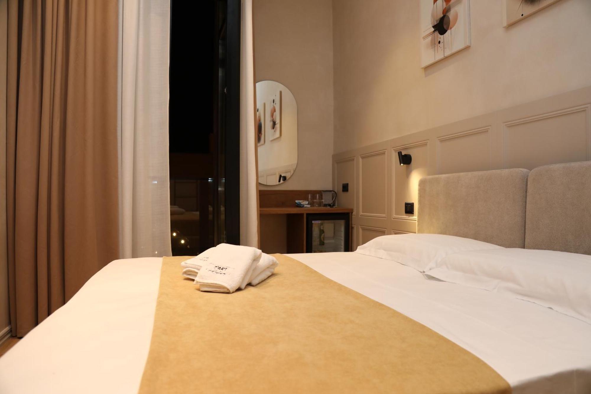 Z Art Hotel Kruje Bagian luar foto