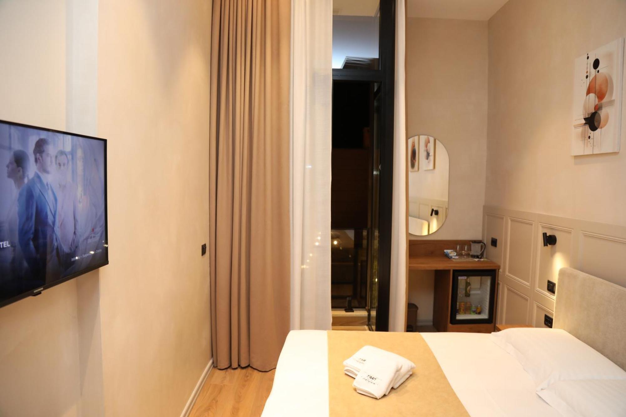 Z Art Hotel Kruje Bagian luar foto